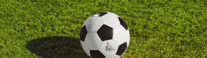 英超联赛足球比赛直播画面 - 球员在绿茵场上激烈拼抢